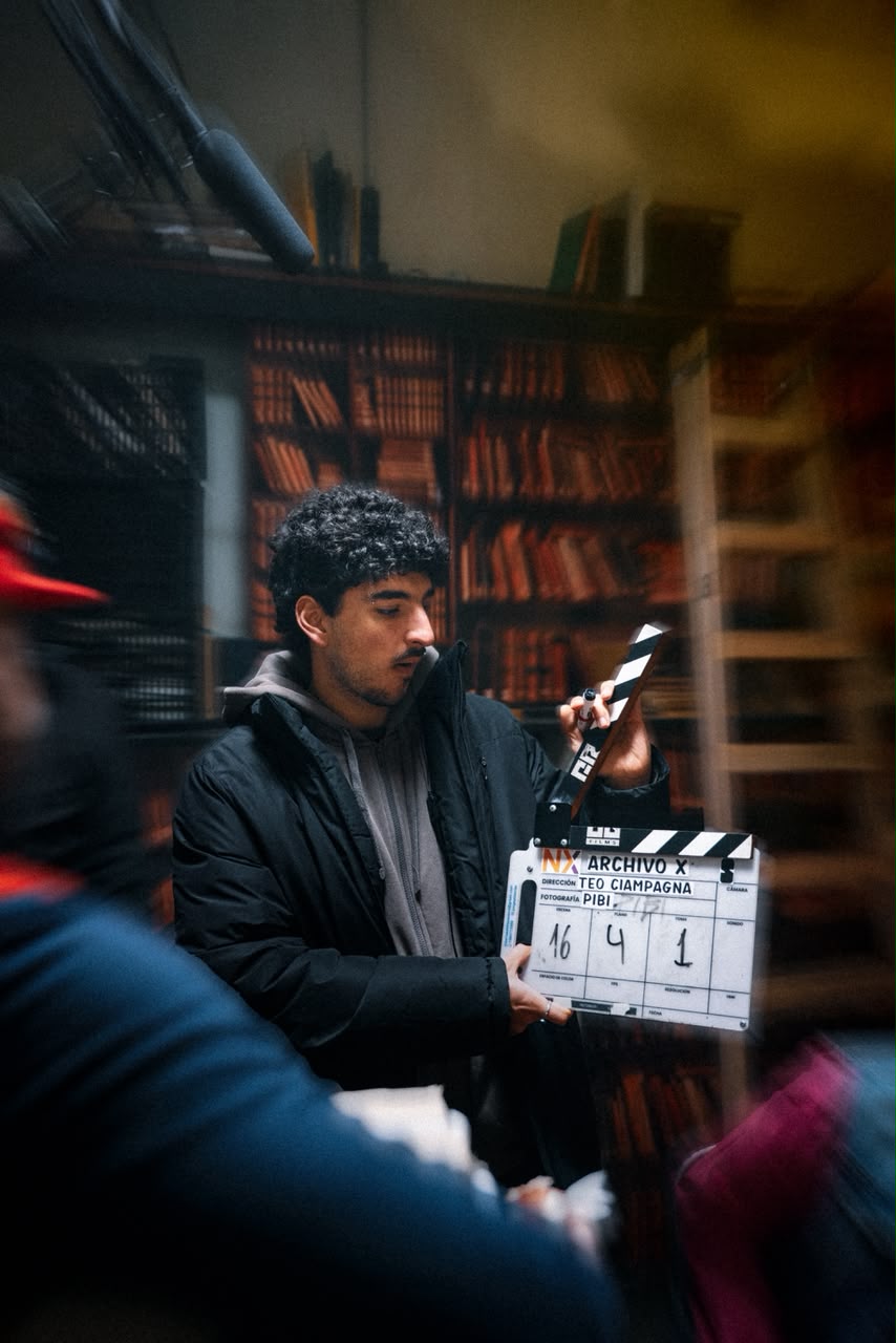 Bautista Arizaga en el rodaje de Archivo X, sosteniendo una claqueta